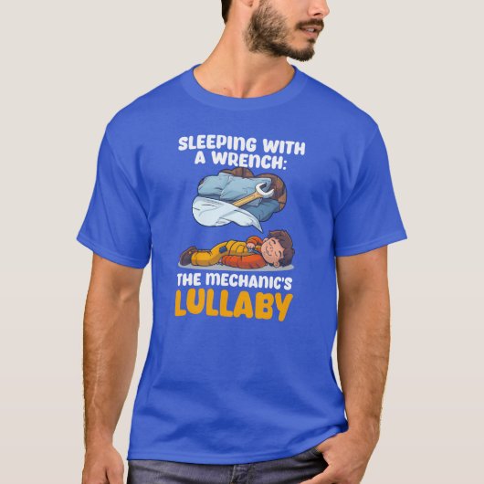 スパナを持つ自動車整備士の寝顔 メカニックの子守唄 Tシャツ (正面)