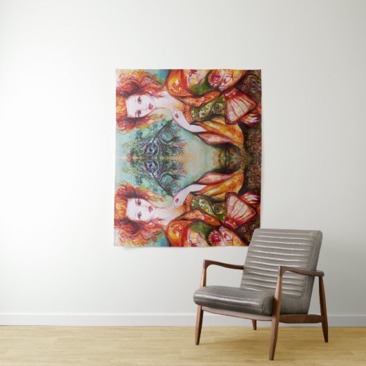 スパンコールがきらめくペコの羽を持つロマンチックな女性 タペストリー (インサイチュ)