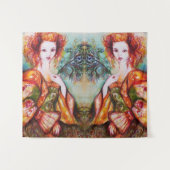 スパンコールがきらめくペコの羽を持つロマンチックな女性 タペストリー (正面(横))