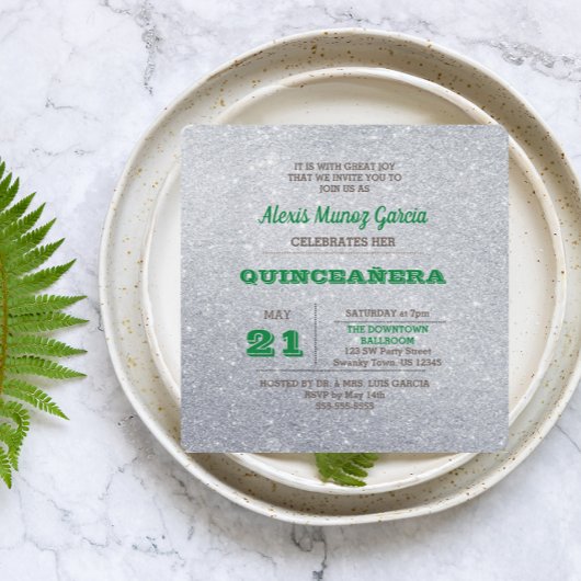 スパーキーなエメラルドグリーンの輝きを添えたシルバー クイーンセニョーラ 招待状