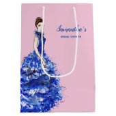 スパーキーなブルーのドレスを着た花嫁のシャワーフェイバーの女性 ミディアムペーパーバッグ (裏面)