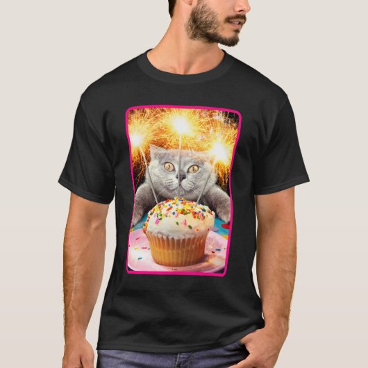 スパークラーのカップケーキ入り猫 Tシャツ (正面)