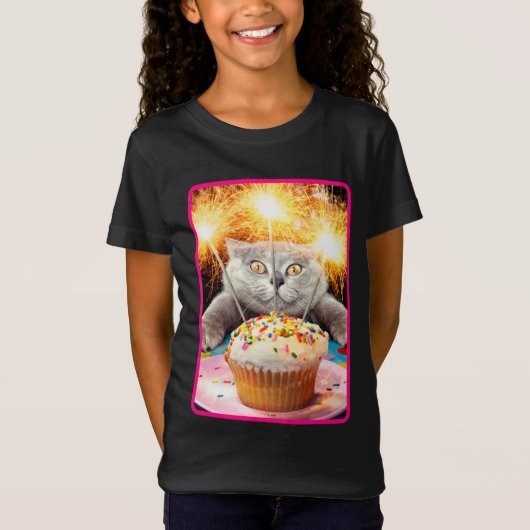 スパークラー·カップケーキを持つ猫 Tシャツ (正面)