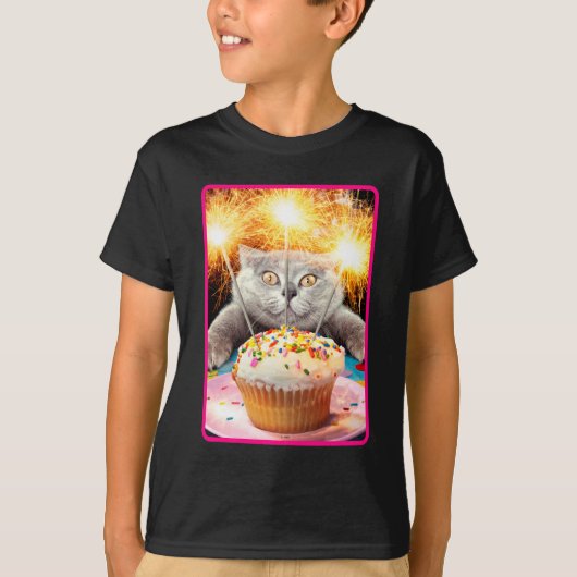 スパークラー·カップケーキを持つ猫 Tシャツ (正面)