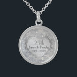 スパークルシルバーハート結婚25周年 スターリングシルバーネックレス<br><div class="desc">シルバー華美グリッターのプリントの背景にきらめくおける美しい銀のハートのデザインこのロマンチックなスターリングの銀のネックレスの25周年の節目の25周年結婚に。文字は彼らの名カスタマイズ前と日付で準備ができている。</div>