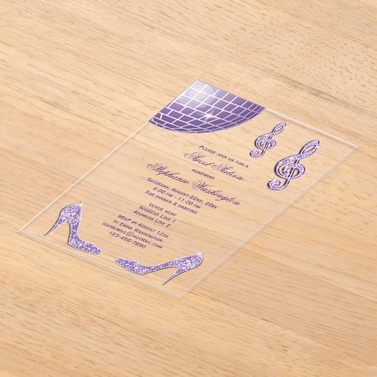 スパークルヒールとパープルディスコボールスウィート16 アクリル招待状 (レイダウン)