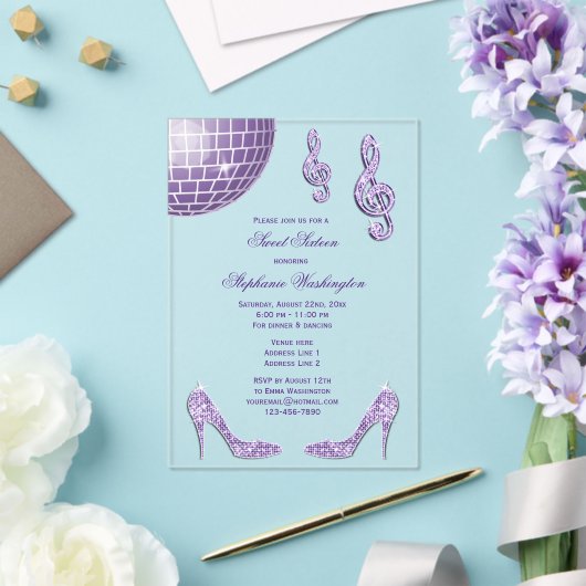 スパークルヒールとパープルディスコボールスウィート16 アクリル招待状 (インサイチュ (ウェディング))