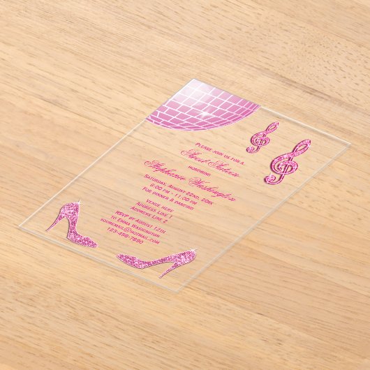 スパークルヒールとピンクディスコボールスウィート16 アクリル招待状 (レイダウン)