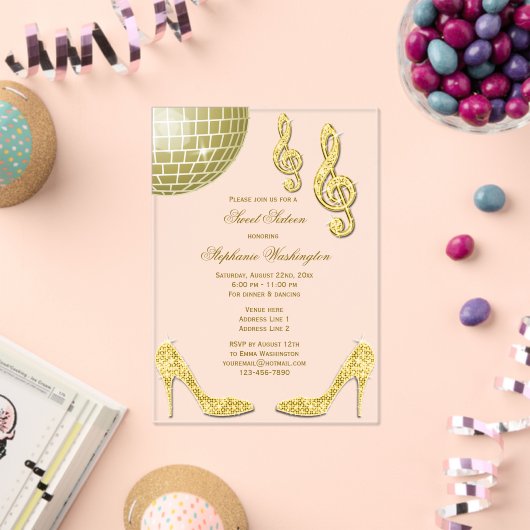 スパークルヒールと金ゴールドディスコボールスウィート16 アクリル招待状 (インサイチュ (お祝い))