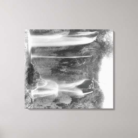 スピアフィッシュの下に立つ滝写真 キャンバスプリント (正面)