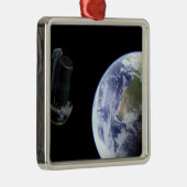 スピッツァーは打ち上げ直後に地球を出発 メタルオーナメント (右)