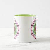 スピリチュアルマンダラオムシンボルピンクグリーン幾何学模様 ツートーンマグカップ (中央)