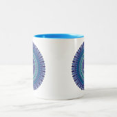 スピリチュアルマンダラムパープルアクアブルー万華鏡のように千変万化するパターン ツートーンマグカップ (中央)