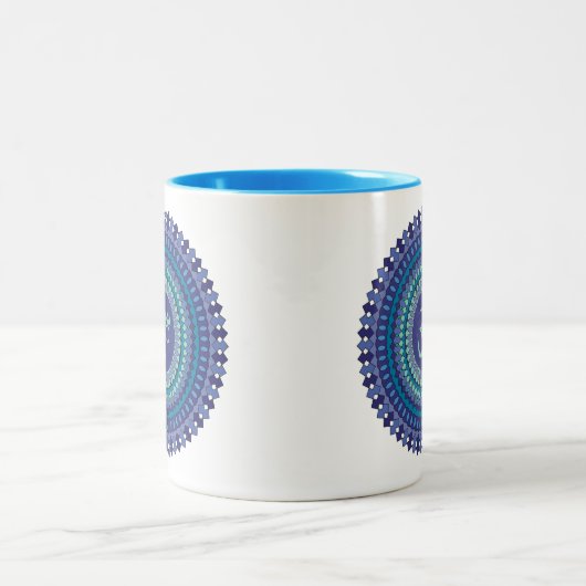 スピリチュアルマンダラムパープルアクアブルー万華鏡のように千変万化するパターン ツートーンマグカップ (中央)