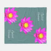 スピリットドリブン蓮の花を青みがかったティール（緑がかった色）フリース フリースブランケット (正面(横))