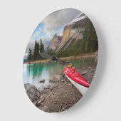 スピリット·アイランドの海岸にあるシーカヤック ラージ壁時計 (傾斜)