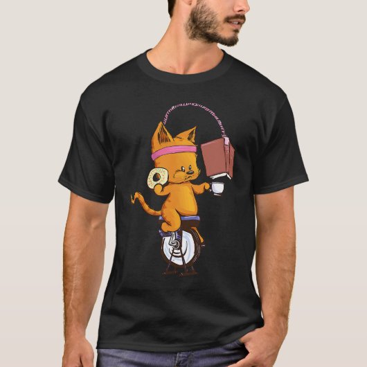 スピンクラスに通う猫がカフェで本を読む Tシャツ (正面)