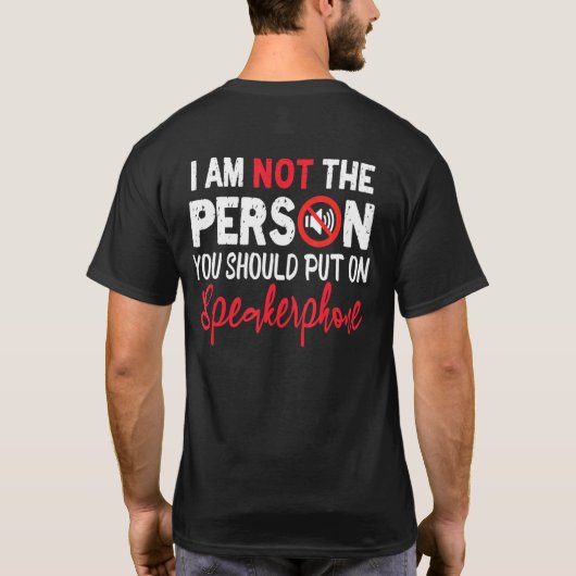 スピーカーフォンにすべき人じゃないって英語のシャツ Tシャツ (裏面)