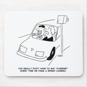 スピードおもしろいカメラ漫画で男の運転を示す マウスパッド