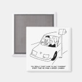 スピードおもしろいカメラ漫画で男の運転を示す マグネット (正面/裏面)