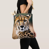 スピードと優雅さ:チーターの視線 トートバッグ (クローズアップ)