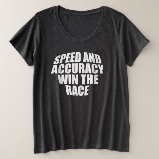 スピードと精度がレースに勝つ。 プラスサイズTシャツ (デザイン正面)