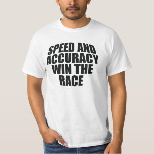 スピードと精度がレースに勝つ。 Tシャツ
