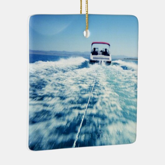 スピードボートの後ろで水上スキー セラミックオーナメント (右)