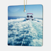 スピードボートの後ろで水上スキー セラミックオーナメント (左)