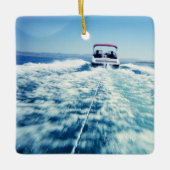 スピードボートの後ろで水上スキー セラミックオーナメント (正面)