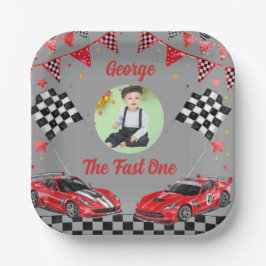 スピード狂の赤ちゃんの1歳の誕生日をお祝いしよう! 赤と黒のレースカーの写真入り1歳の誕生日ペーパー ペーパープレート