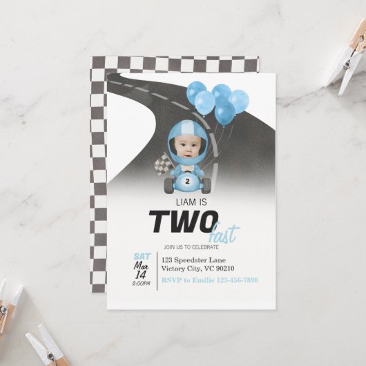 スピード狂の青いレーシングカーの2歳の誕生日フォトギフト 招待状 (正面/裏面インサイチュ)