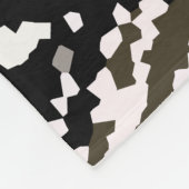 スピード違反のレッドスポーツカーが壁を突き破る フリースブランケット (角)