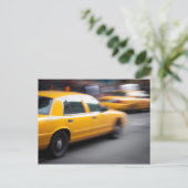 スピード違反イエローNYシティタクシーぼやけ車 ポストカード (スタンド正面)