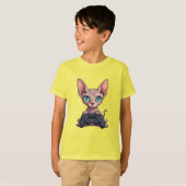 スフィンクス猫がゲームコントローラを持っている Tシャツ (正面フル)