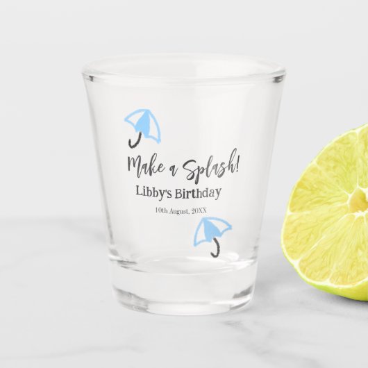 スプラッシュブルーの傘の夏のプールの誕生日p ショットグラス (正面)