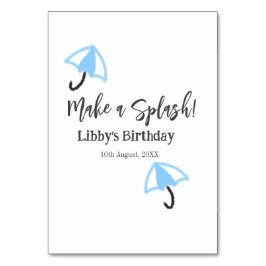 スプラッシュブルーの傘の夏のプールの誕生日p テーブルナンバー