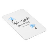 スプラッシュブルーの傘の夏のプールの誕生日p マグネット (右側)