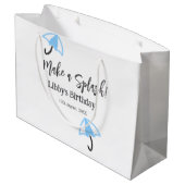 スプラッシュブルーの傘の夏のプールの誕生日p ラージペーパーバッグ (裏面アングル)