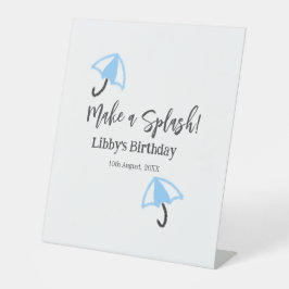 スプラッシュブルーの傘の夏のプールの誕生日p 台座サイン