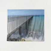 スプラッシングウェーブズオンワーフデザイン タペストリー (正面(横))