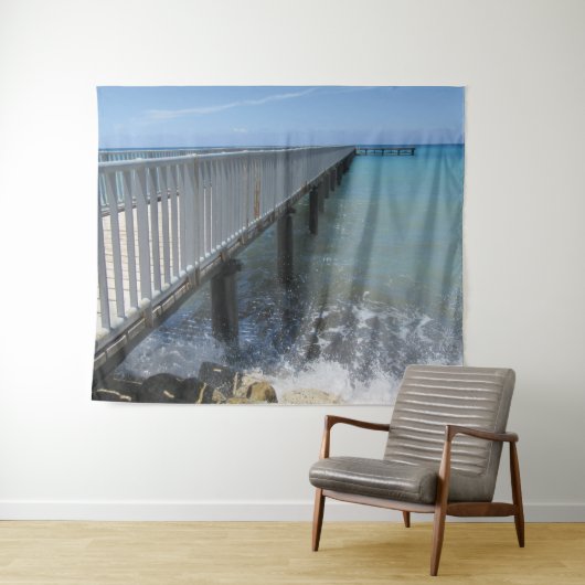 スプラッシングウェーブズオンワーフデザイン タペストリー (インサイチュ(横))