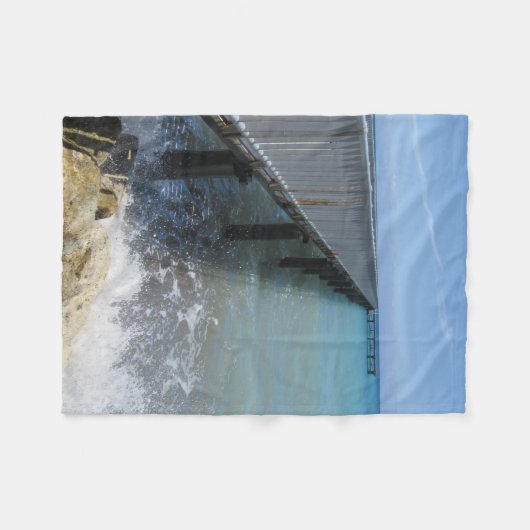 スプラッシングウェーブズオンワーフデザイン フリースブランケット (正面(横))