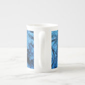 スプルースの枝は雪と霜の結晶で覆われている ボーンチャイナマグカップ (裏面)