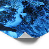 スプルースの枝は雪と霜の結晶で覆われている ポスター (角)