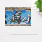 スプレーカッコいい缶の間のカエル落書き (デスク)