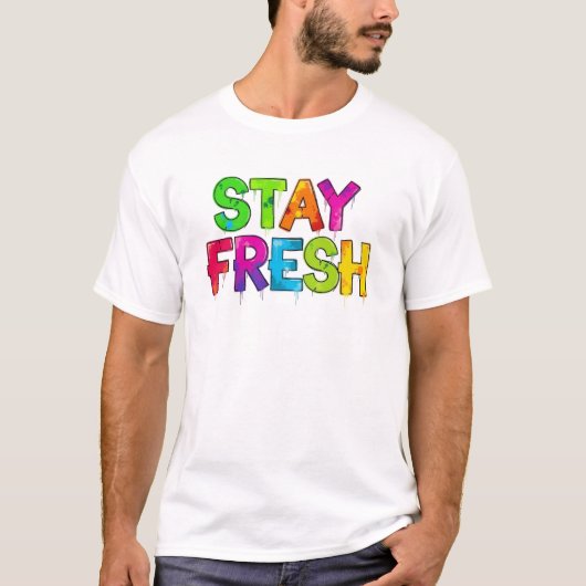 スプレー塗料で書かれたグラフィティ風のタイポグラフィ「STAY FRESH」 Tシャツ (正面)