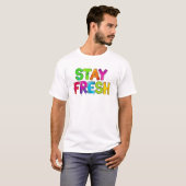 スプレー塗料で書かれたグラフィティ風のタイポグラフィ「STAY FRESH」 Tシャツ (正面フル)
