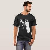 スプレー容器のステンシルを持つ落書きの作家 Tシャツ (正面フル)