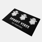 スプーキーな雰囲気のかわいいキャラクター幽霊 黒 ハロウィン ドアマット (アングル)